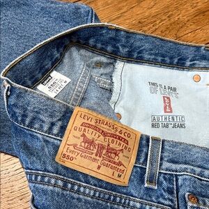 Levi’s 550 Vintage 90s High Rise Relax Fit Taper Leg Mom Jeans
Size 14P